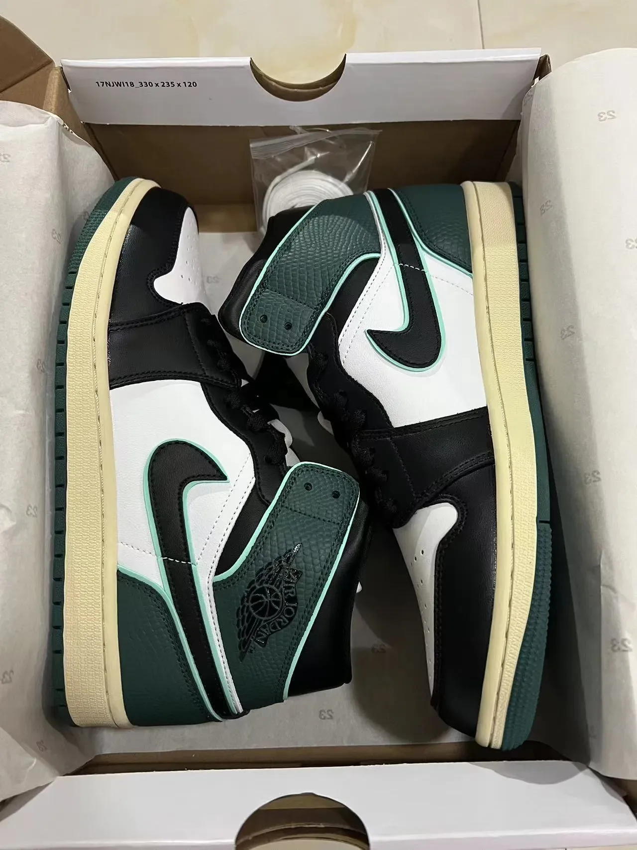 Air Jordan 1 أخضر أبيض عالية الرقبة مع لوحات جلدية أحذية كرة السلة 9
