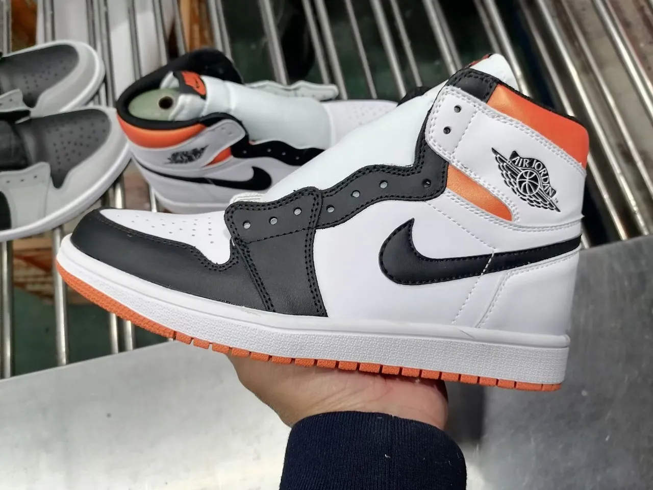 Air Jordan 1 High Zapatos de baloncesto blanco negro naranja 2