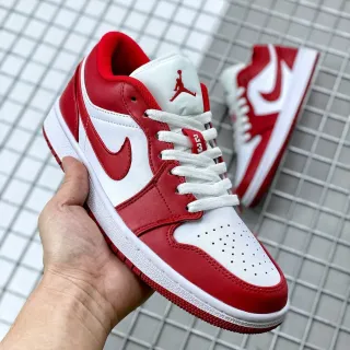 Tênis lifestyle Air Jordan 1 Low vermelho e branco