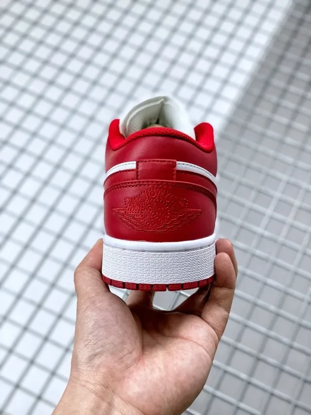 Zapatillas lifestyle Air Jordan 1 Low rojas y blancas 2