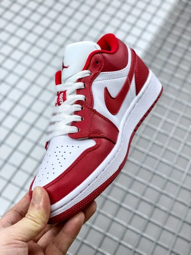 Zapatillas lifestyle Air Jordan 1 Low rojas y blancas 3