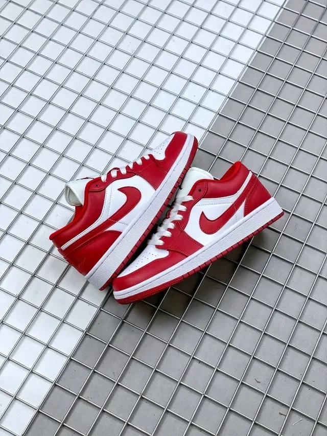 Zapatillas lifestyle Air Jordan 1 Low rojas y blancas 5