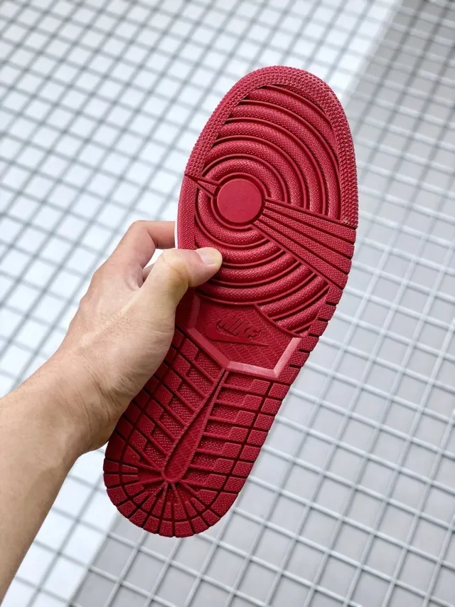 Zapatillas lifestyle Air Jordan 1 Low rojas y blancas 6