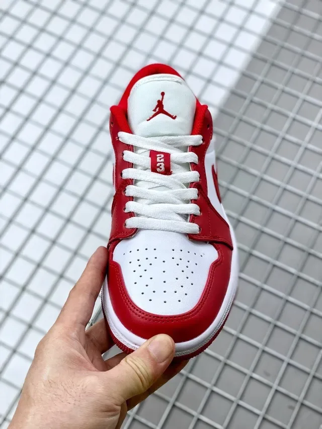 Zapatillas lifestyle Air Jordan 1 Low rojas y blancas 7