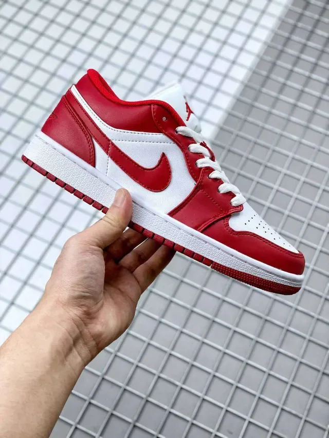 Zapatillas lifestyle Air Jordan 1 Low rojas y blancas 9