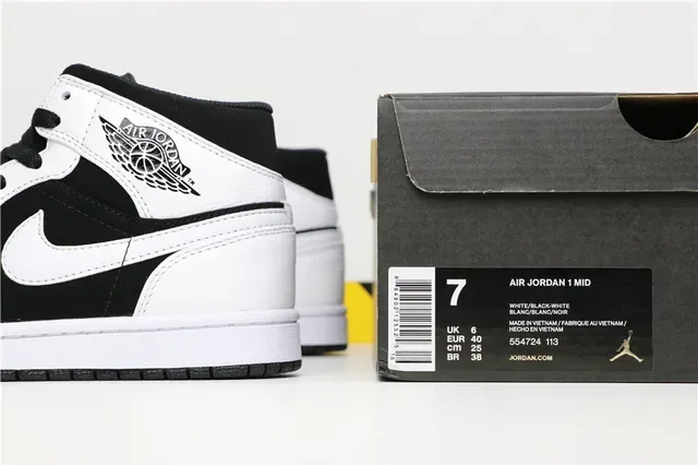 Air Jordan 1 Mid Zapatos de Baloncesto Negro y Blanco 2