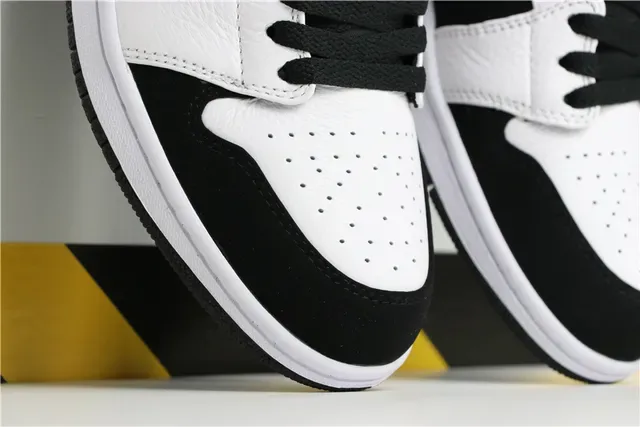 Air Jordan 1 Mid Zapatos de Baloncesto Negro y Blanco 3