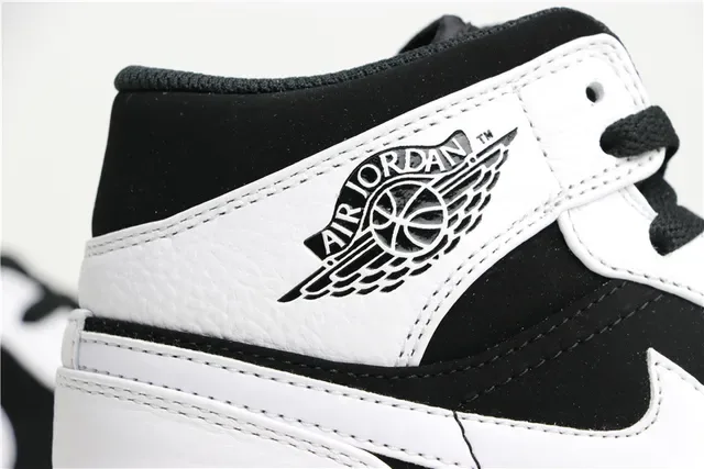 Air Jordan 1 Mid Zapatos de Baloncesto Negro y Blanco 4