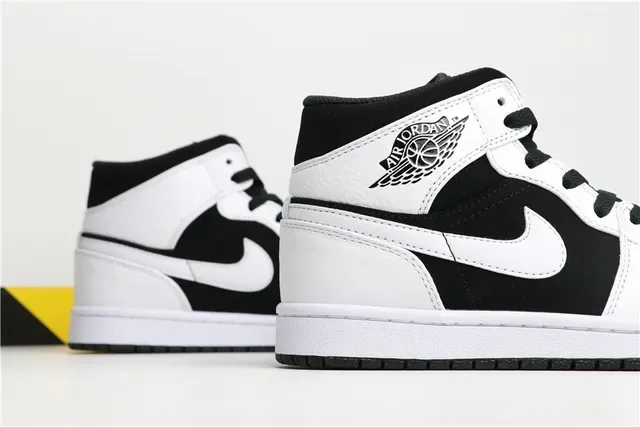 Air Jordan 1 Mid Zapatos de Baloncesto Negro y Blanco 5