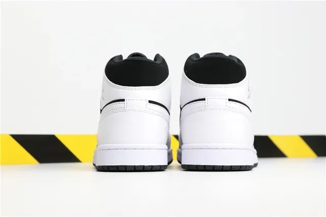 Air Jordan 1 Mid Zapatos de Baloncesto Negro y Blanco 6