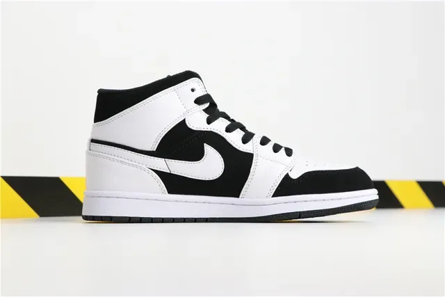 Air Jordan 1 Mid Zapatos de Baloncesto Negro y Blanco 8