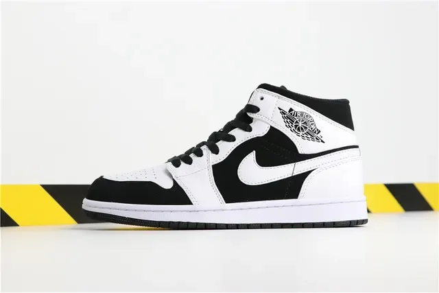Air Jordan 1 Mid Zapatos de Baloncesto Negro y Blanco 9