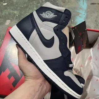 Tênis de basquete em couro Air Jordan 1 azul-marinho e cinza-claro