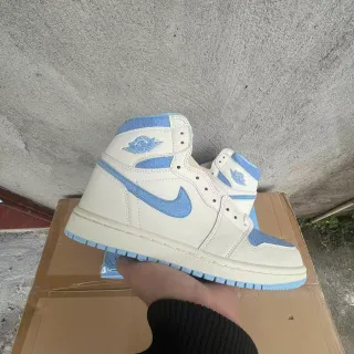 Tênis de basquete Air Jordan 1 em couro off-white e azul-claro