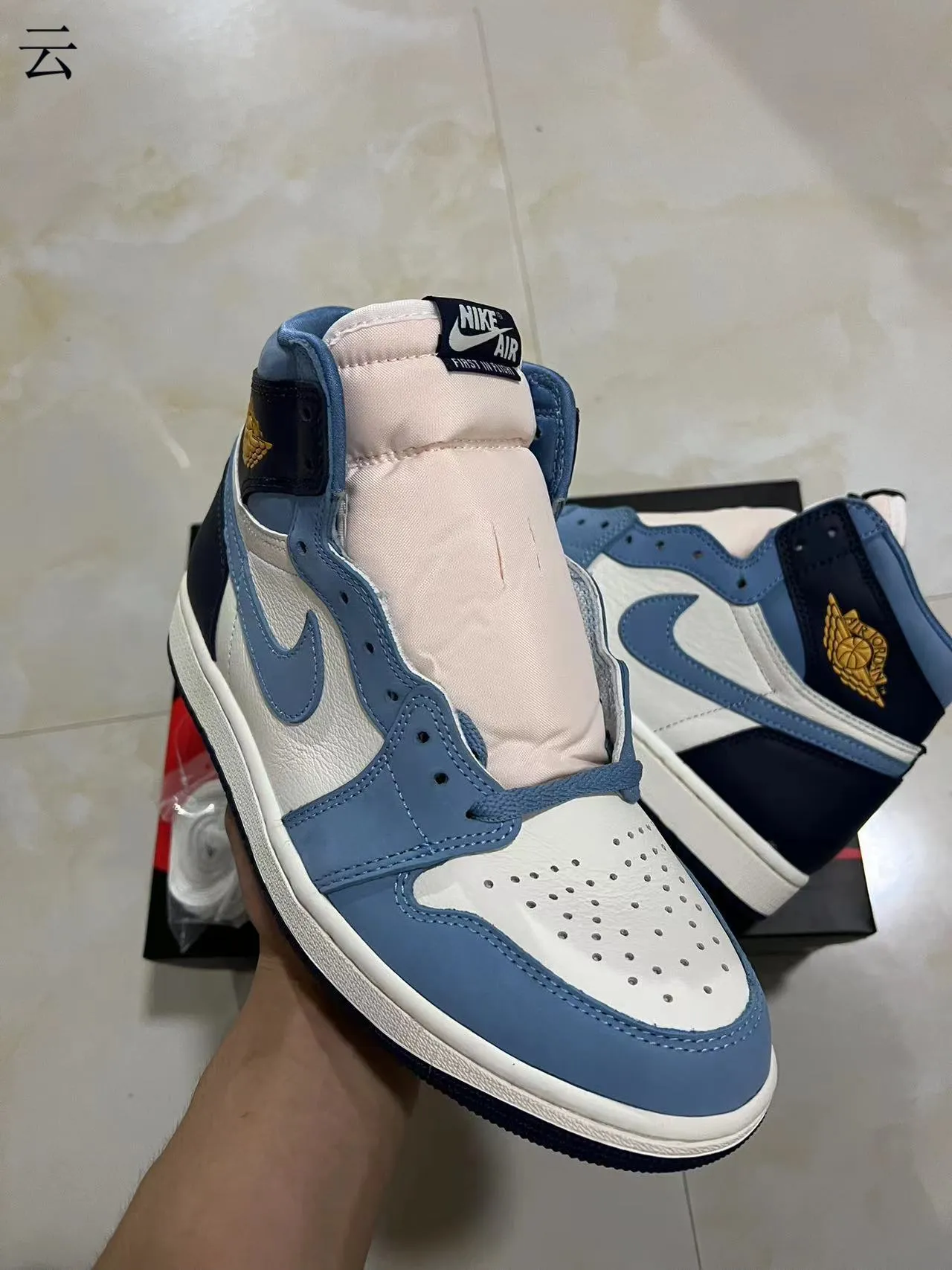 Air Jordan 1 白蓝高帮皮革绒面拼接篮球鞋 2