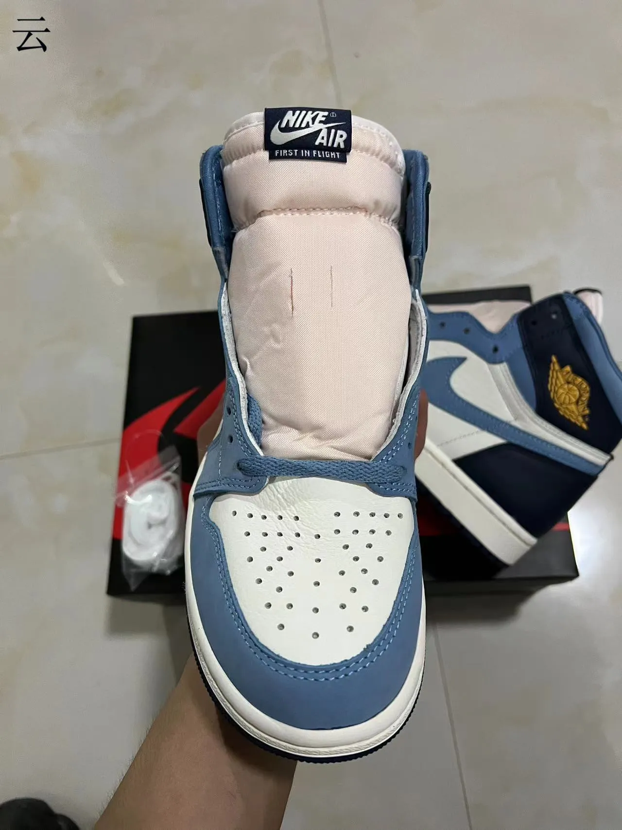 Air Jordan 1 白蓝高帮皮革绒面拼接篮球鞋 3