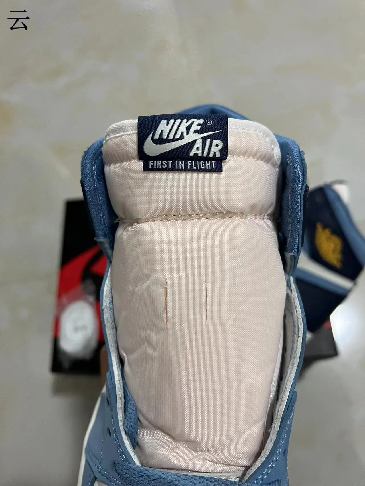 Air Jordan 1 白蓝高帮皮革绒面拼接篮球鞋 4