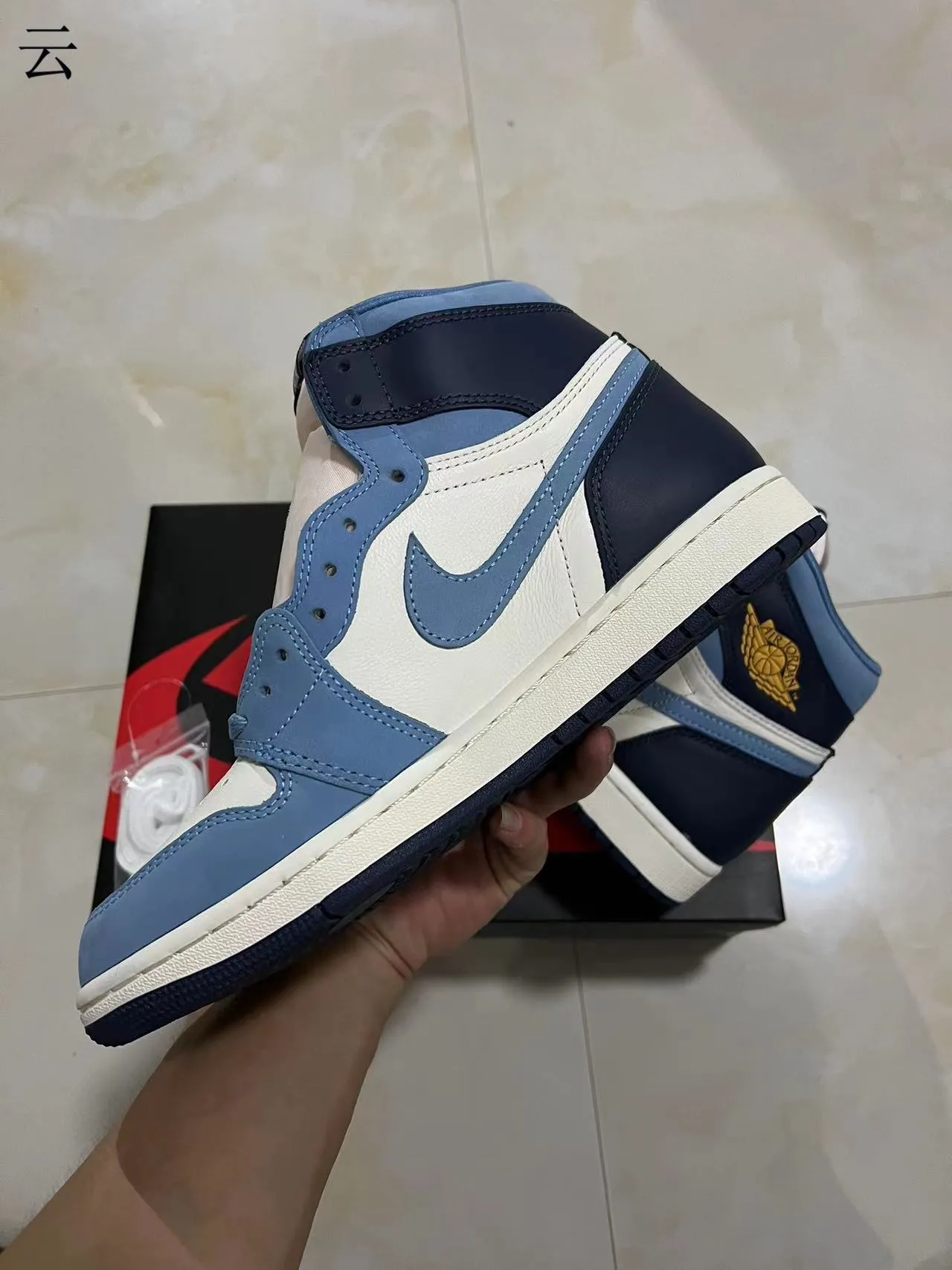 Air Jordan 1 白蓝高帮皮革绒面拼接篮球鞋 5