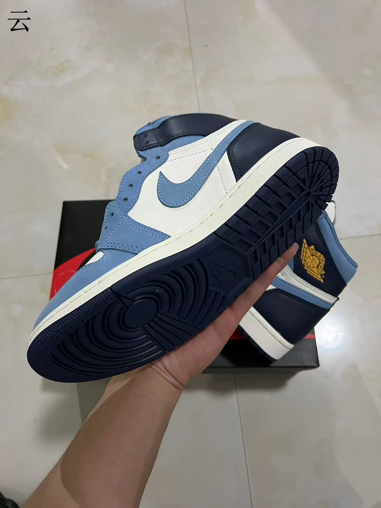 Air Jordan 1 白蓝高帮皮革绒面拼接篮球鞋 6