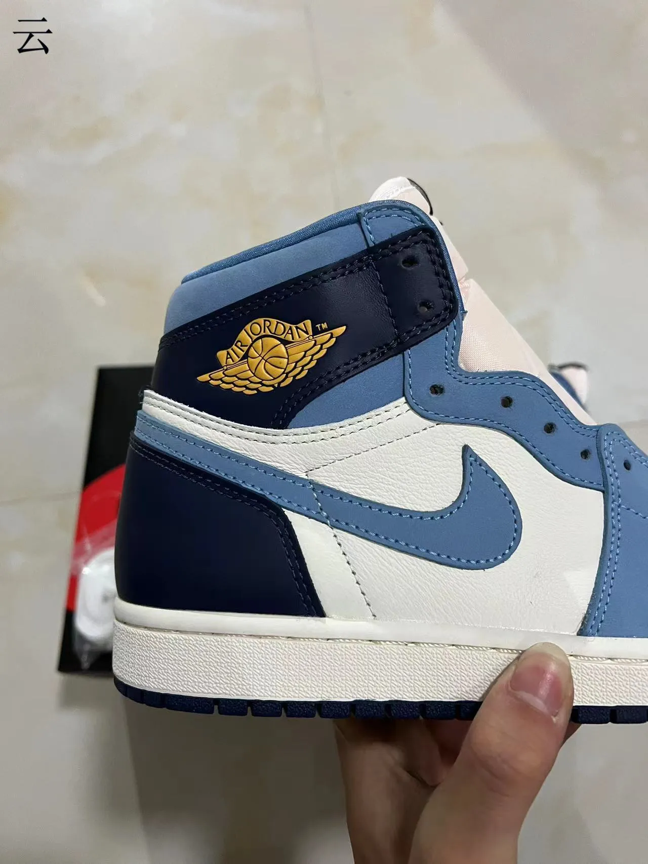 Air Jordan 1 白蓝高帮皮革绒面拼接篮球鞋 7