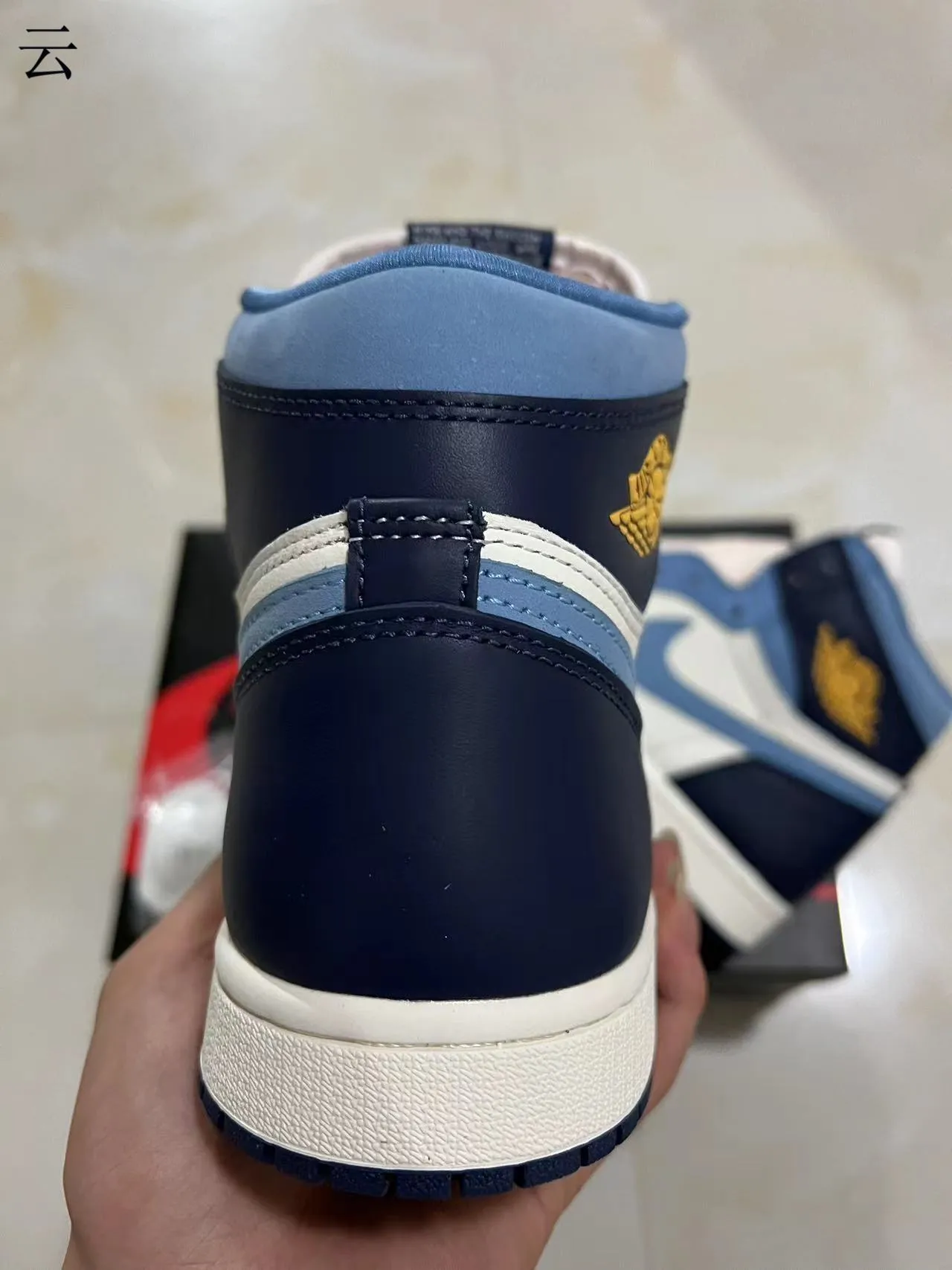 Air Jordan 1 白蓝高帮皮革绒面拼接篮球鞋 8