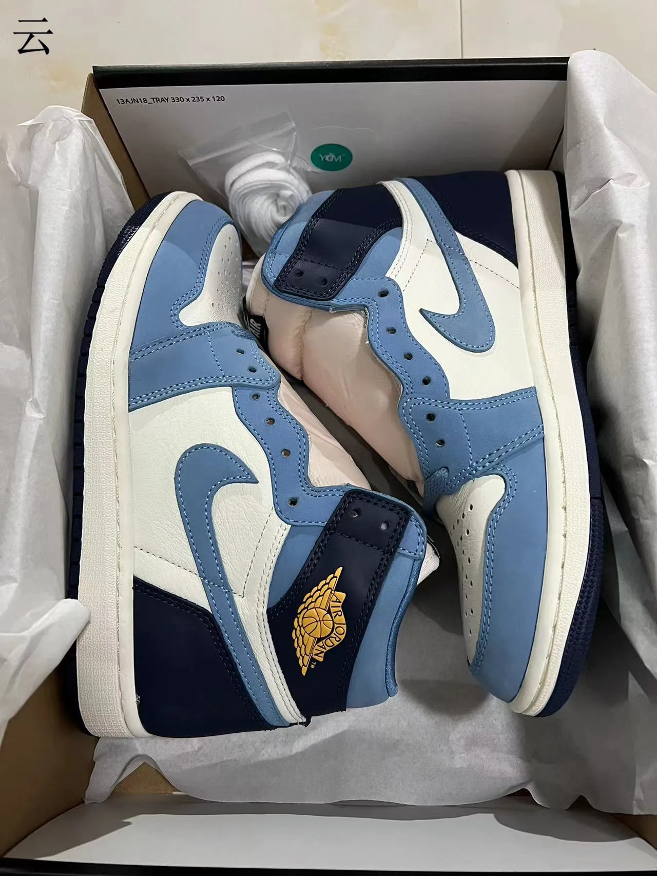 Air Jordan 1 白蓝高帮皮革绒面拼接篮球鞋 9