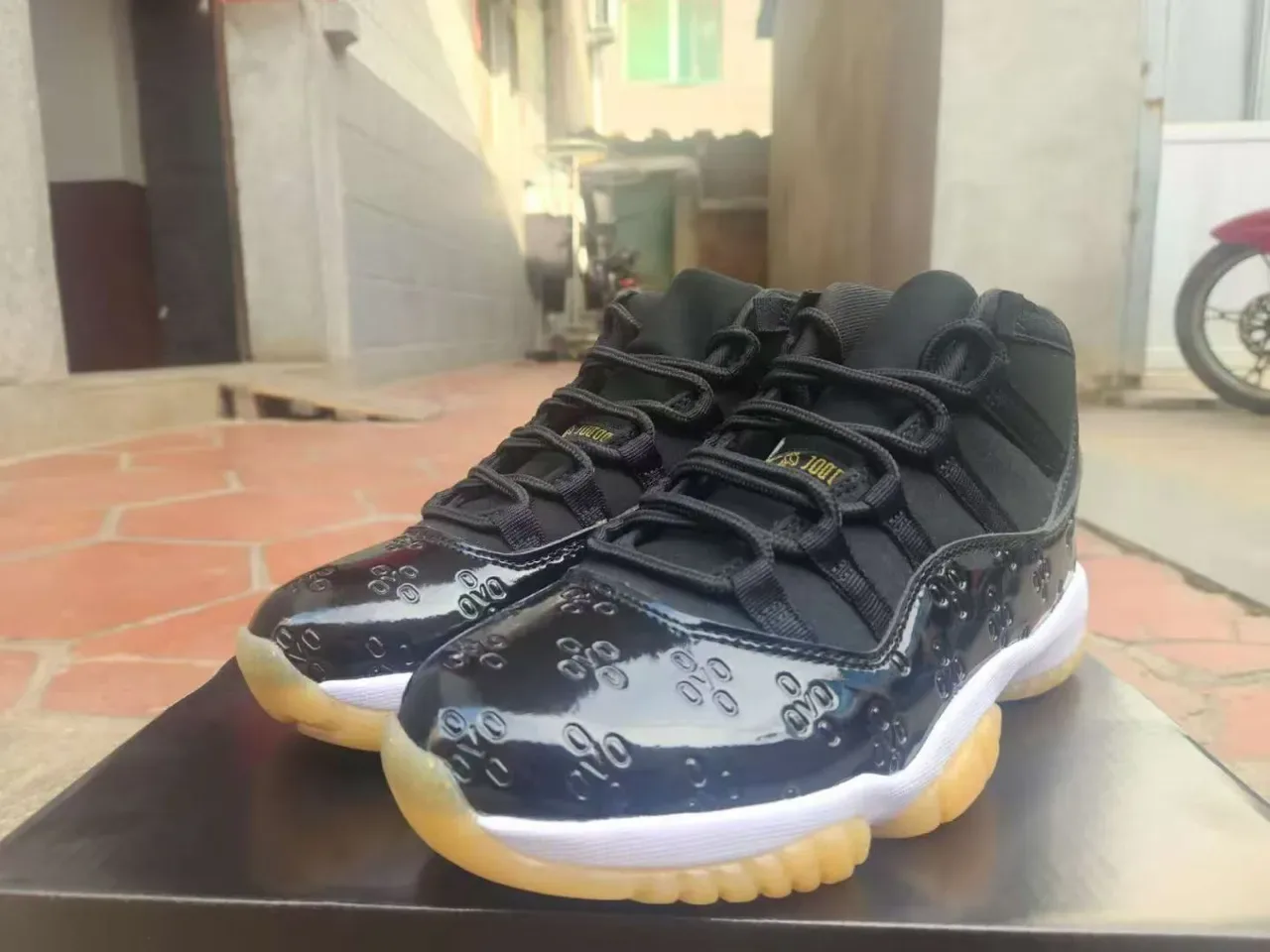 Air Jordan 11 أسود جلد لامع Gum Outsole أحذية كرة السلة 2