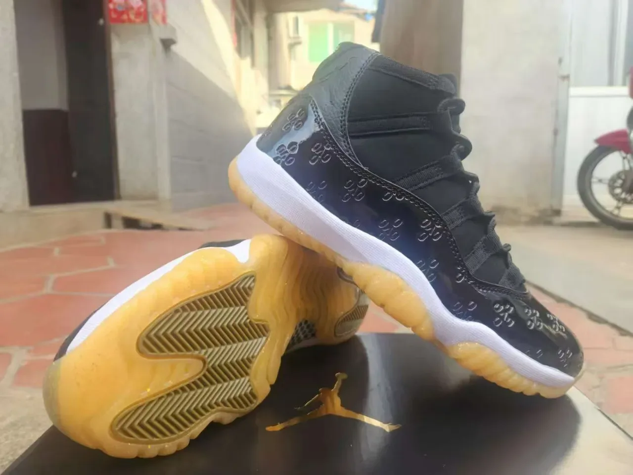 Air Jordan 11 أسود جلد لامع Gum Outsole أحذية كرة السلة 3