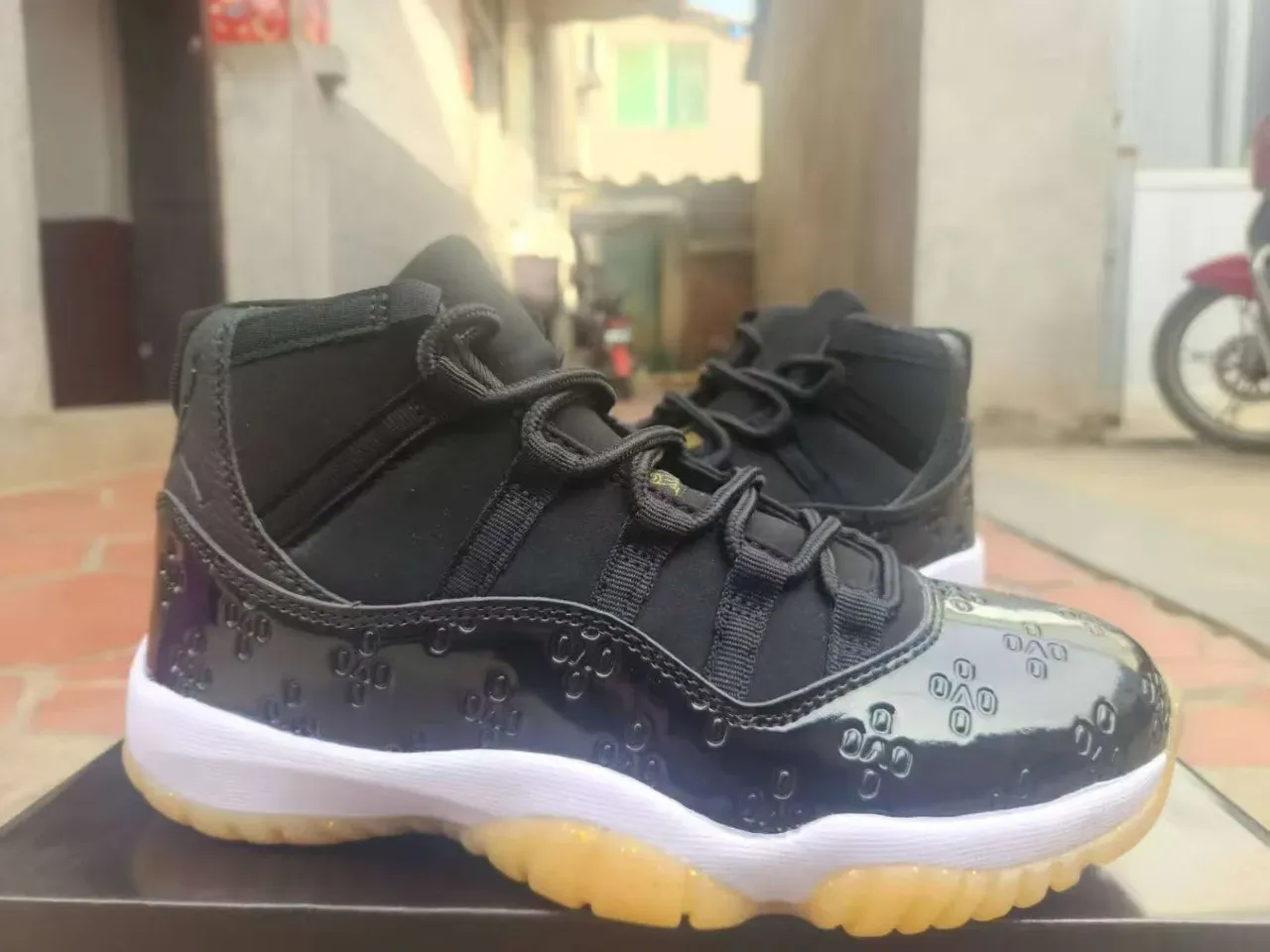 Air Jordan 11 أسود جلد لامع Gum Outsole أحذية كرة السلة 4