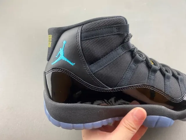 Air Jordan 11 黑色青色 专利皮篮球鞋 3