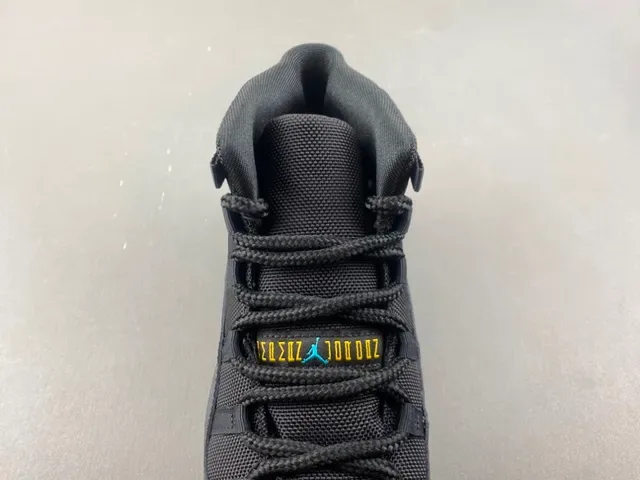 Air Jordan 11 黑色青色 专利皮篮球鞋 6