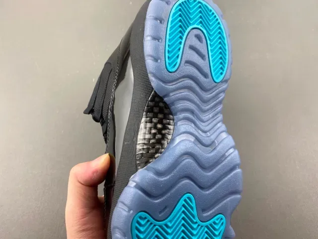 Air Jordan 11 黑色青色 专利皮篮球鞋 9