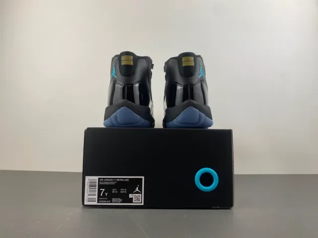 Air Jordan 11 黑色青色 专利皮篮球鞋 18