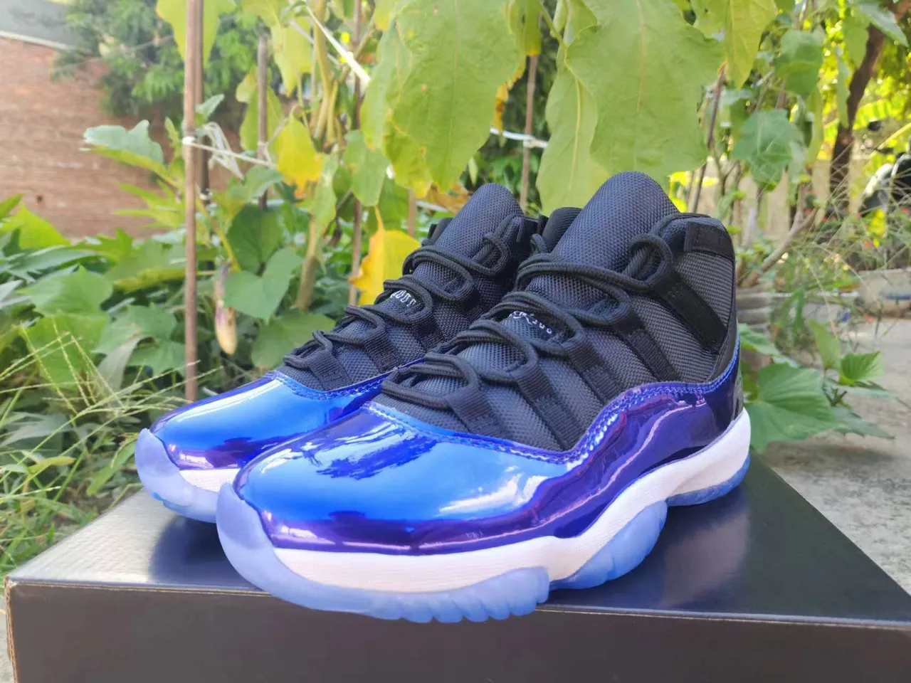 Air Jordan 11 Tênis de Basquete de Couro Patentado Azul Royal Brilhante 2