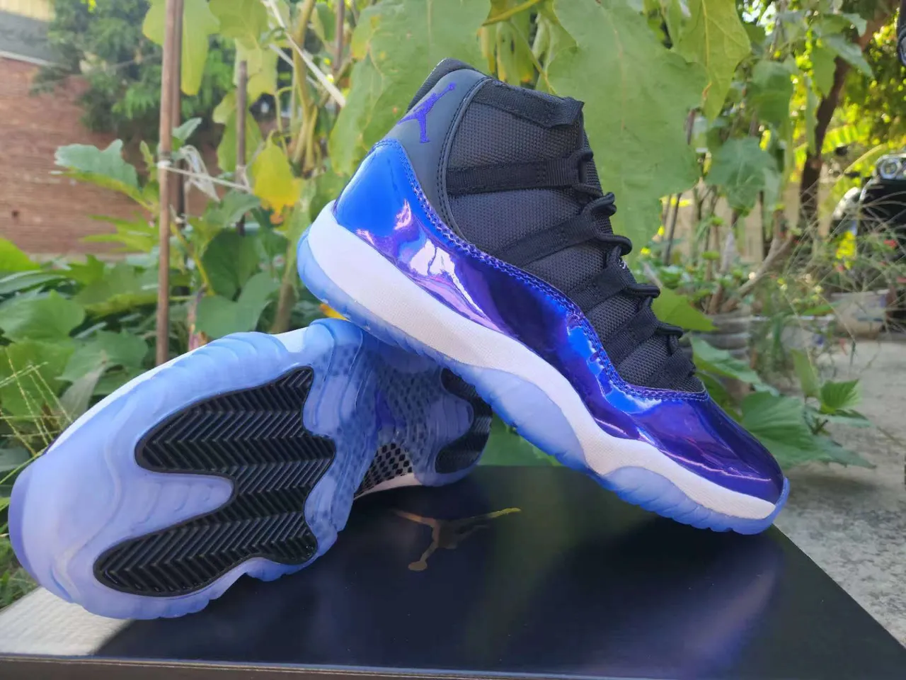 Air Jordan 11 Tênis de Basquete de Couro Patentado Azul Royal Brilhante 3