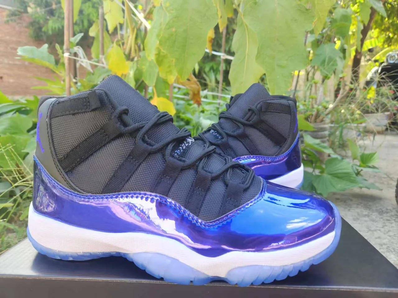 Air Jordan 11 Tênis de Basquete de Couro Patentado Azul Royal Brilhante 4