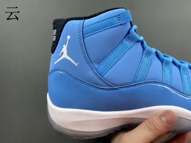 Air Jordan 11 حذاء كرة السلة جلد براق أزرق فاتح 2