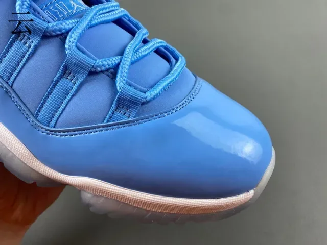 Air Jordan 11 حذاء كرة السلة جلد براق أزرق فاتح 3