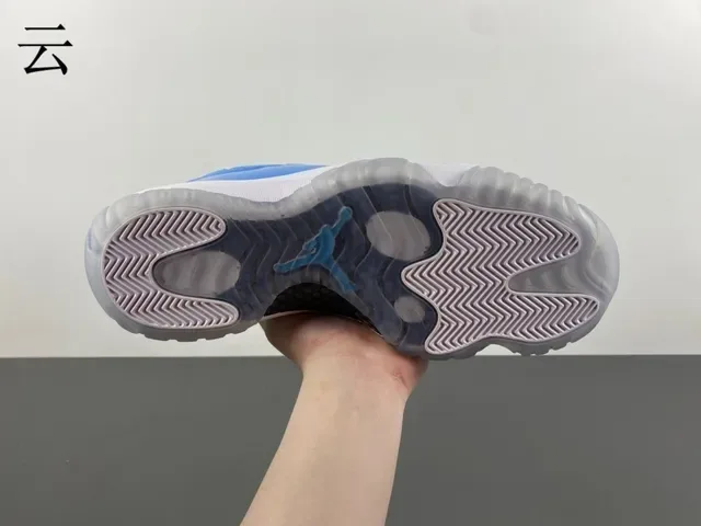 Air Jordan 11 حذاء كرة السلة جلد براق أزرق فاتح 5