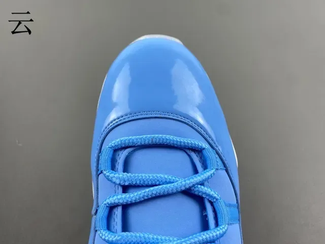 Air Jordan 11 حذاء كرة السلة جلد براق أزرق فاتح 6