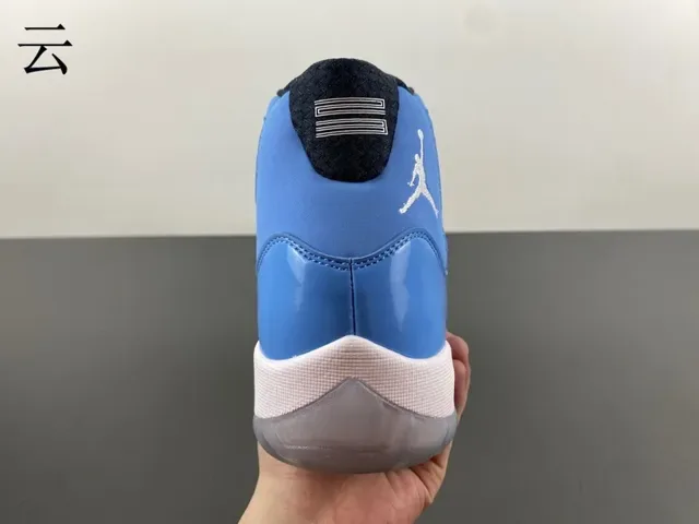 Air Jordan 11 حذاء كرة السلة جلد براق أزرق فاتح 7