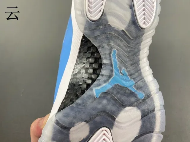 Air Jordan 11 حذاء كرة السلة جلد براق أزرق فاتح 10