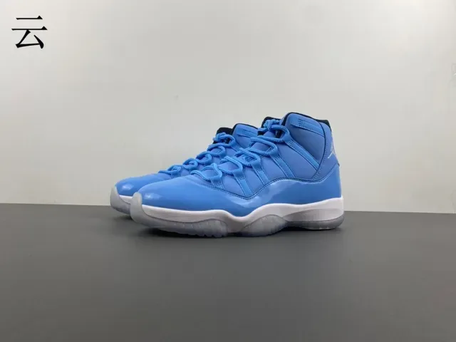 Air Jordan 11 حذاء كرة السلة جلد براق أزرق فاتح 11