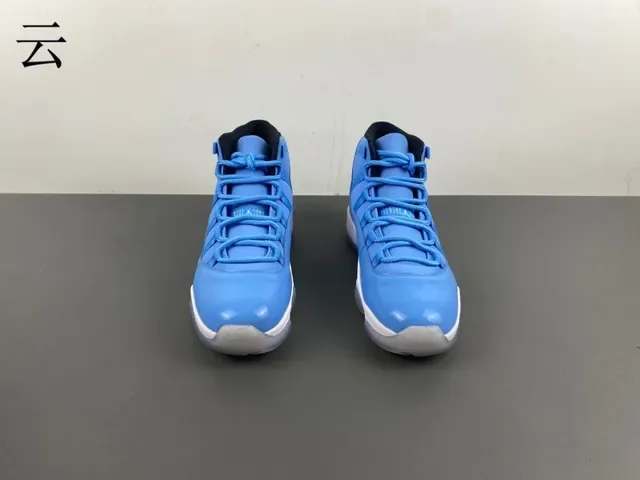 Air Jordan 11 حذاء كرة السلة جلد براق أزرق فاتح 12