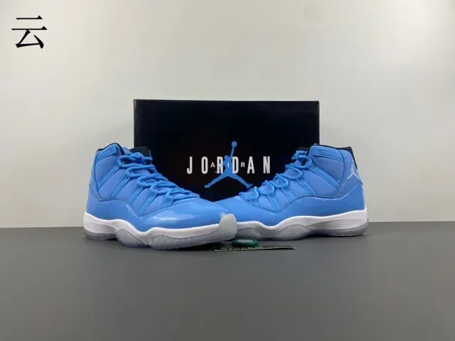 Air Jordan 11 حذاء كرة السلة جلد براق أزرق فاتح 14