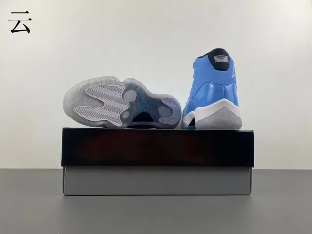 Air Jordan 11 حذاء كرة السلة جلد براق أزرق فاتح 17