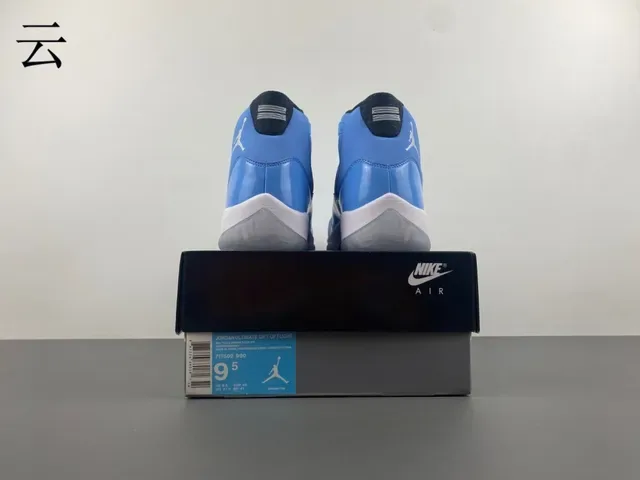 Air Jordan 11 حذاء كرة السلة جلد براق أزرق فاتح 18