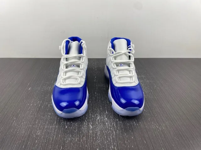 Tênis de basquete Air Jordan 11 azul royal e branco 3