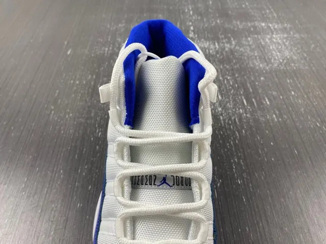 Tênis de basquete Air Jordan 11 azul royal e branco 7
