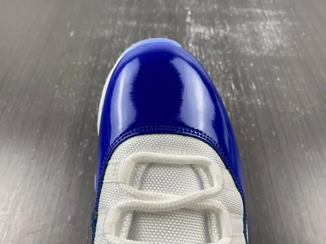 Tênis de basquete Air Jordan 11 azul royal e branco 8